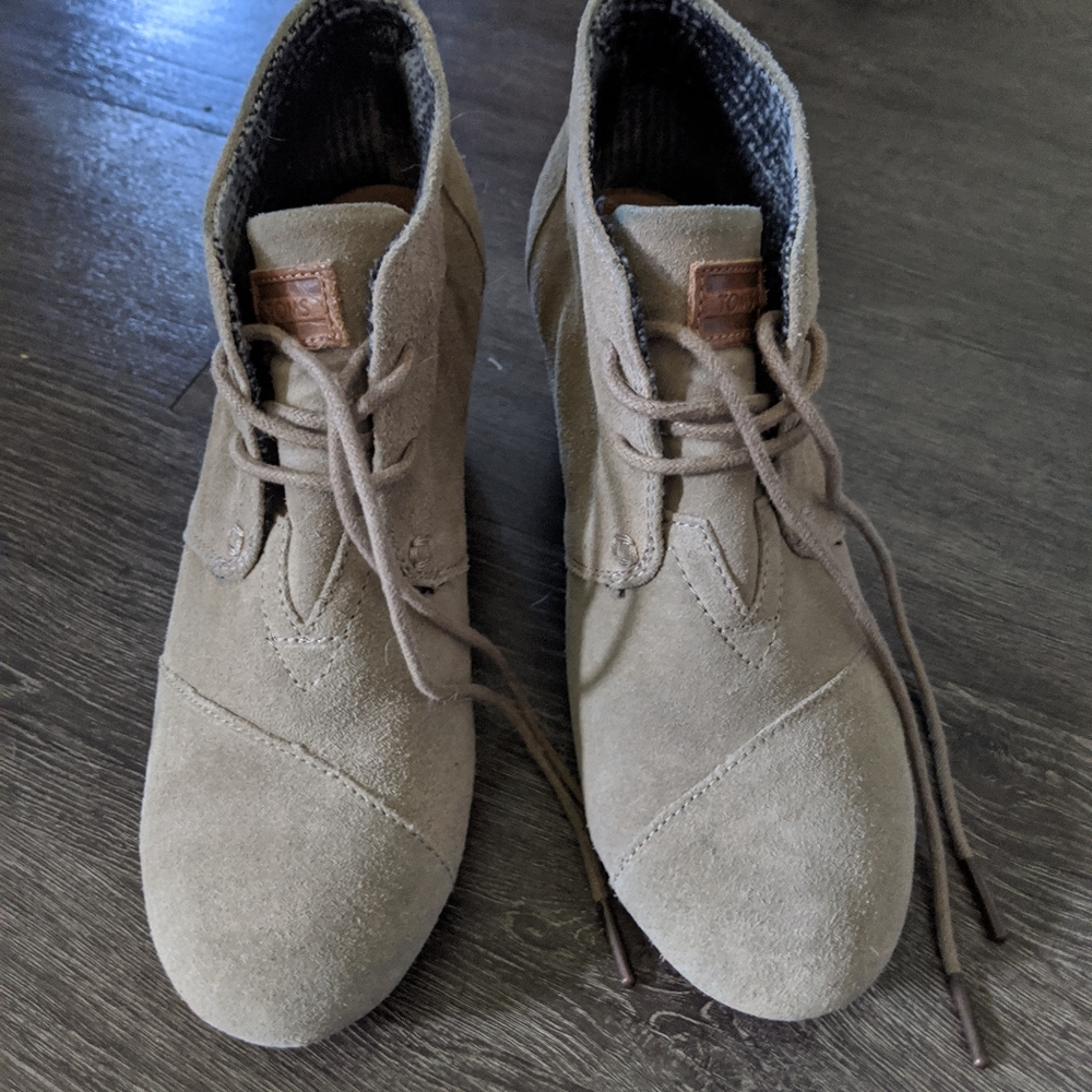 TOMS TAN DESERT WEDGE sz 7